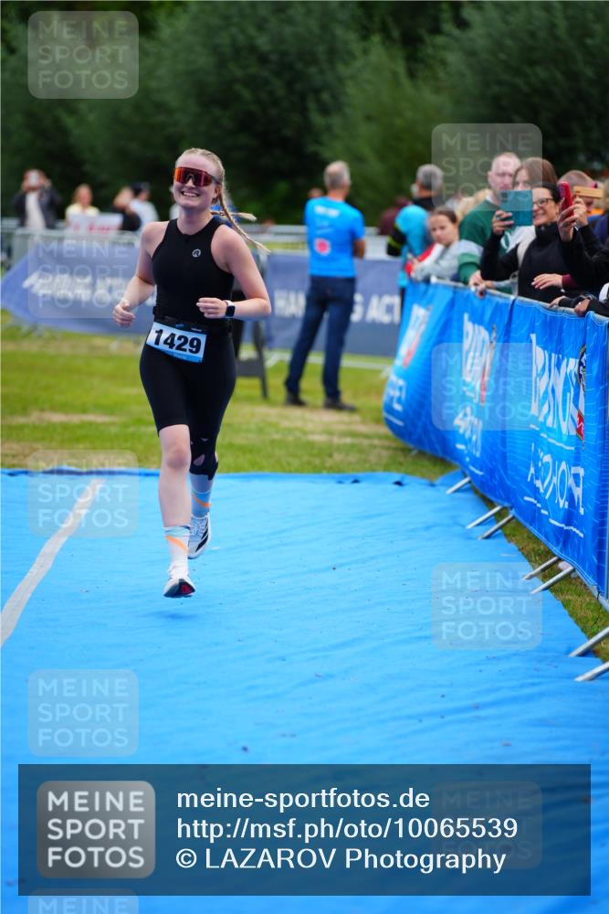 30.08.2026 - Elbe Triathlon Hamburg LAZAROV Photography http://msf.ph/oto/10065539 30.08.2026 12:14:21 Ziel 1429 meine-sportfotos.de