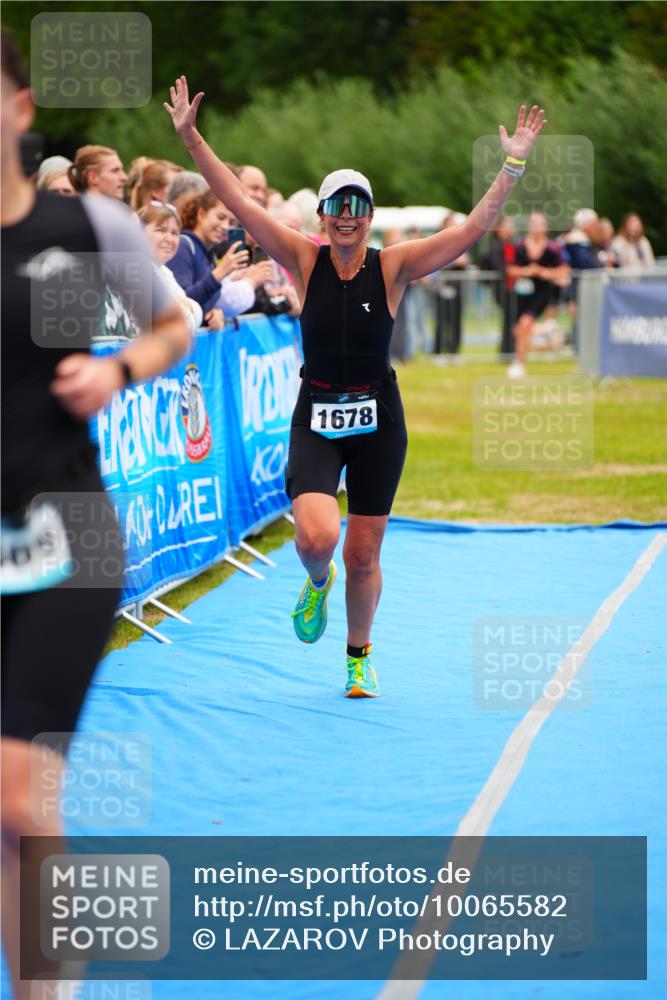 30.08.2026 - Elbe Triathlon Hamburg LAZAROV Photography http://msf.ph/oto/10065582 30.08.2026 12:14:38 Ziel 1469, 1485, 1502, 1678 meine-sportfotos.de