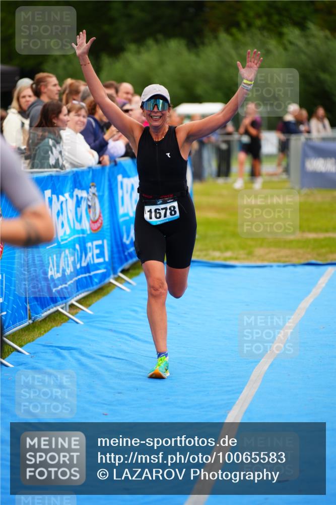 30.08.2026 - Elbe Triathlon Hamburg LAZAROV Photography http://msf.ph/oto/10065583 30.08.2026 12:14:38 Ziel 1469, 1485, 1502, 1678 meine-sportfotos.de
