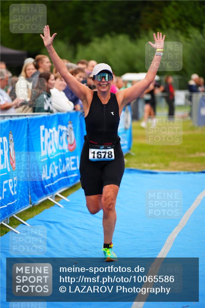 30.08.2026 - Elbe Triathlon Hamburg LAZAROV Photography http://msf.ph/oto/10065586 30.08.2026 12:14:38 Ziel 1469, 1485, 1502, 1678 meine-sportfotos.de