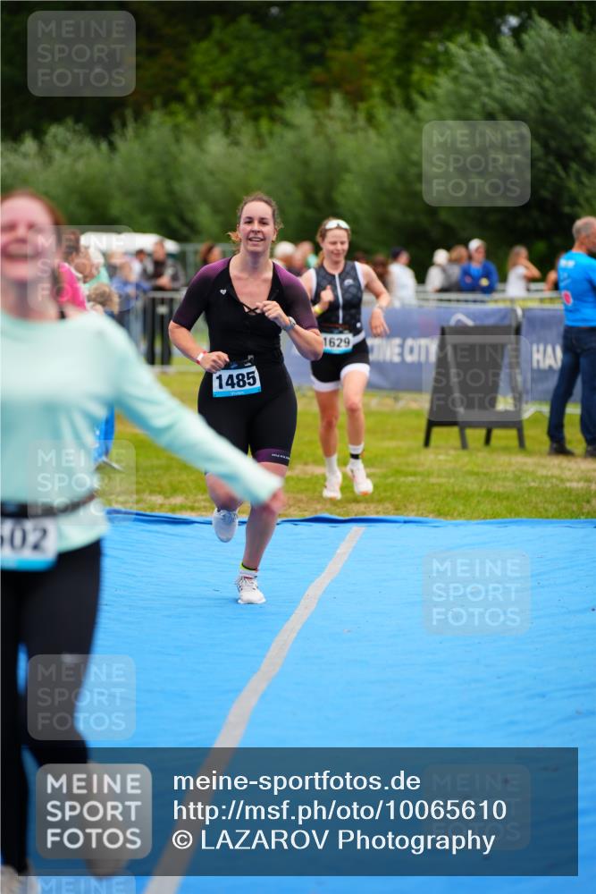 30.08.2026 - Elbe Triathlon Hamburg LAZAROV Photography http://msf.ph/oto/10065610 30.08.2026 12:14:45 Ziel 1485, 1502, 1629 meine-sportfotos.de