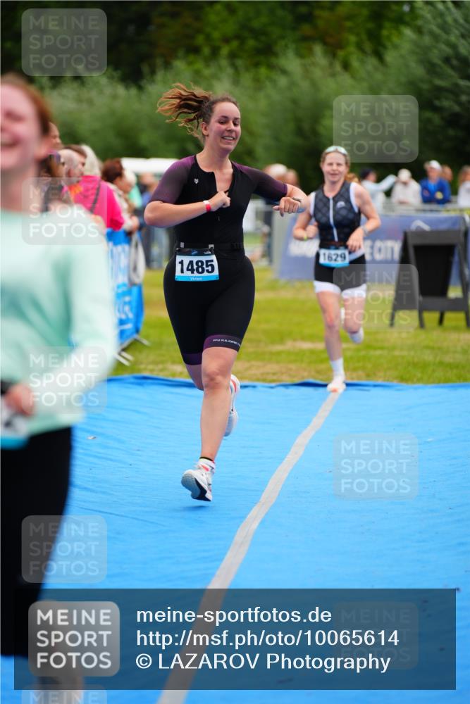 30.08.2026 - Elbe Triathlon Hamburg LAZAROV Photography http://msf.ph/oto/10065614 30.08.2026 12:14:46 Ziel 1485, 1502, 1629 meine-sportfotos.de