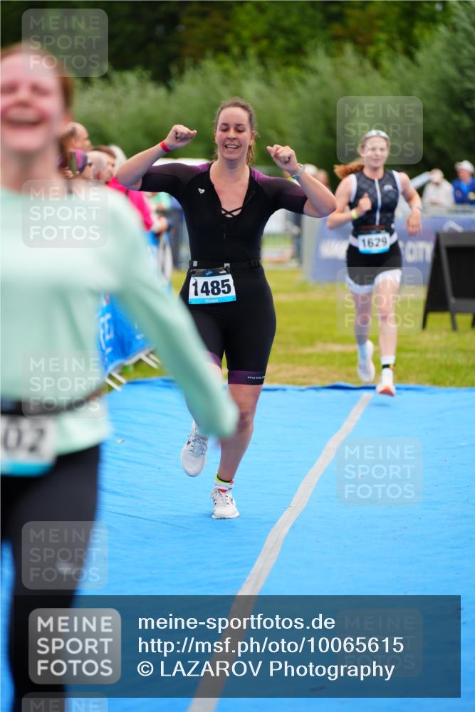 30.08.2026 - Elbe Triathlon Hamburg LAZAROV Photography http://msf.ph/oto/10065615 30.08.2026 12:14:46 Ziel 1485, 1502, 1629 meine-sportfotos.de