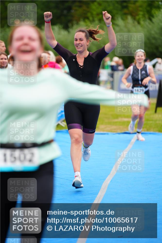 30.08.2026 - Elbe Triathlon Hamburg LAZAROV Photography http://msf.ph/oto/10065617 30.08.2026 12:14:46 Ziel 1485, 1502, 1629 meine-sportfotos.de