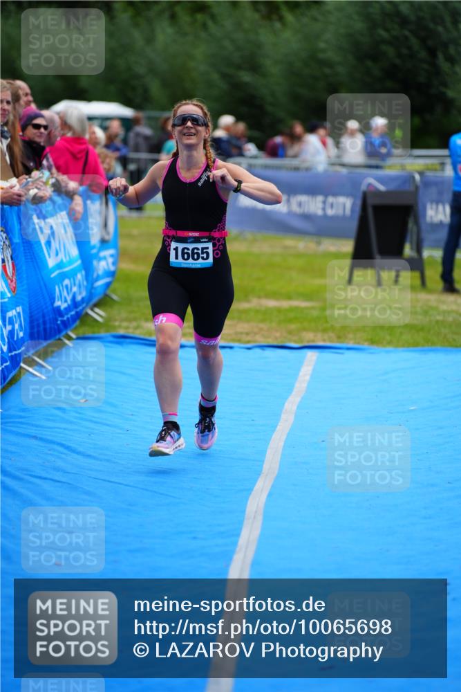 30.08.2026 - Elbe Triathlon Hamburg LAZAROV Photography http://msf.ph/oto/10065698 30.08.2026 12:15:26 Ziel 1665 meine-sportfotos.de