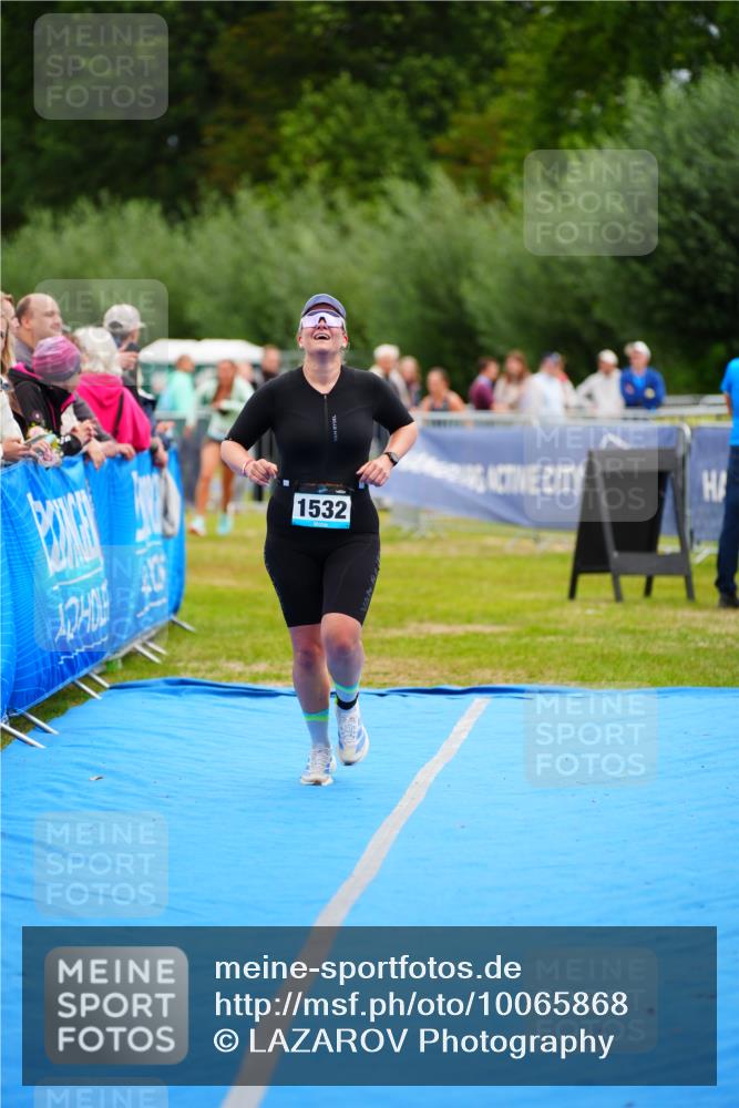 30.08.2026 - Elbe Triathlon Hamburg LAZAROV Photography http://msf.ph/oto/10065868 30.08.2026 12:16:07 Ziel 1465, 1532, 1702 meine-sportfotos.de