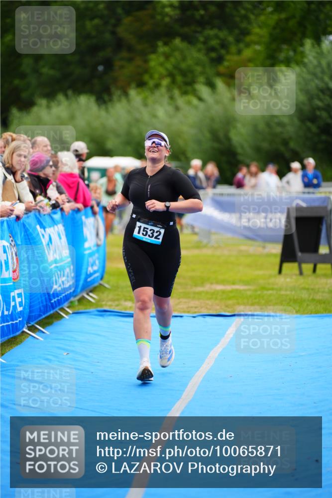 30.08.2026 - Elbe Triathlon Hamburg LAZAROV Photography http://msf.ph/oto/10065871 30.08.2026 12:16:08 Ziel 1465, 1532, 1702 meine-sportfotos.de
