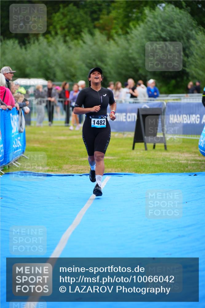 30.08.2026 - Elbe Triathlon Hamburg LAZAROV Photography http://msf.ph/oto/10066042 30.08.2026 12:16:52 Ziel 1482 meine-sportfotos.de