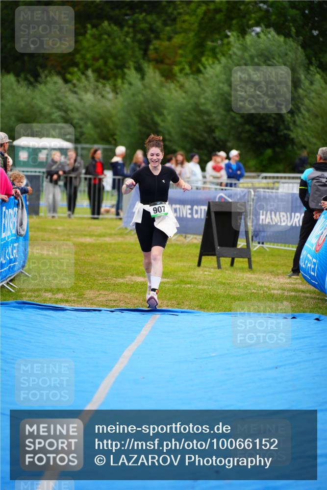 30.08.2026 - Elbe Triathlon Hamburg LAZAROV Photography http://msf.ph/oto/10066152 30.08.2026 12:17:16 Ziel 907 meine-sportfotos.de
