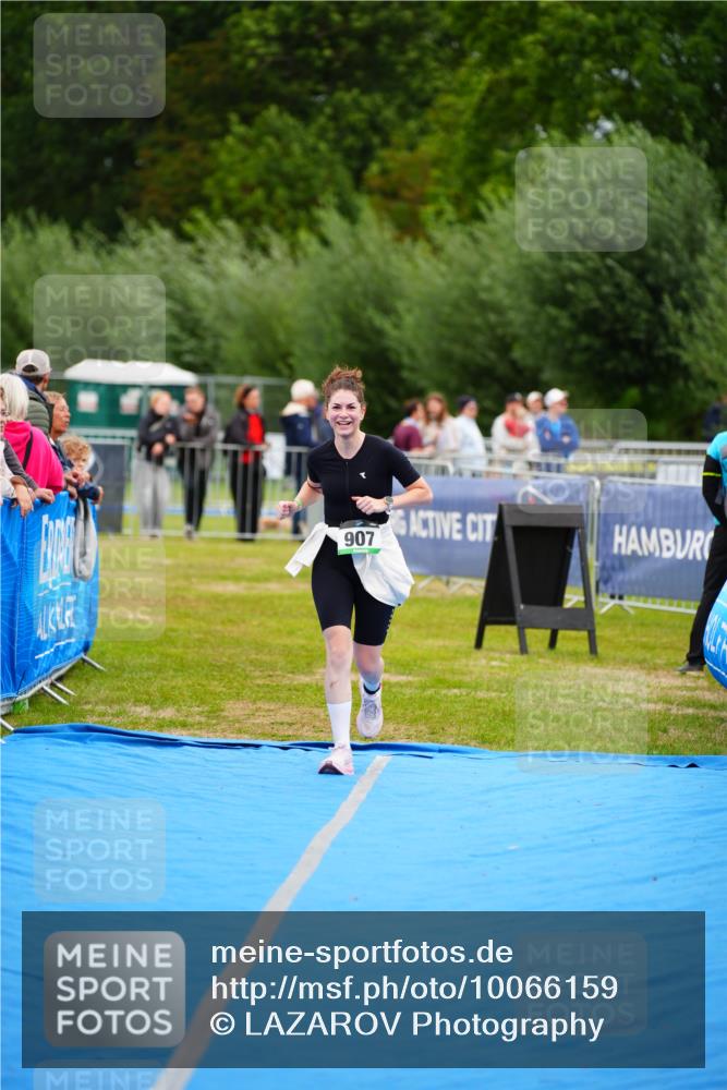 30.08.2026 - Elbe Triathlon Hamburg LAZAROV Photography http://msf.ph/oto/10066159 30.08.2026 12:17:17 Ziel 907 meine-sportfotos.de