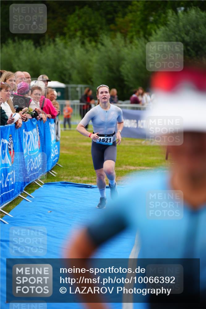 30.08.2026 - Elbe Triathlon Hamburg LAZAROV Photography http://msf.ph/oto/10066392 30.08.2026 12:18:22 Ziel 1521 meine-sportfotos.de