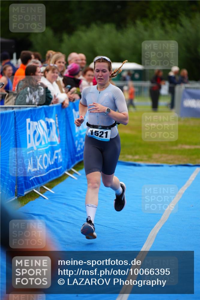 30.08.2026 - Elbe Triathlon Hamburg LAZAROV Photography http://msf.ph/oto/10066395 30.08.2026 12:18:23 Ziel 1521 meine-sportfotos.de