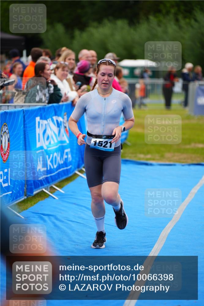 30.08.2026 - Elbe Triathlon Hamburg LAZAROV Photography http://msf.ph/oto/10066398 30.08.2026 12:18:23 Ziel 1521 meine-sportfotos.de