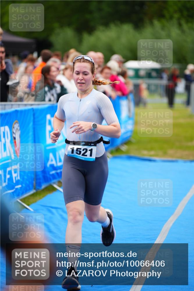 30.08.2026 - Elbe Triathlon Hamburg LAZAROV Photography http://msf.ph/oto/10066406 30.08.2026 12:18:24 Ziel 1521 meine-sportfotos.de