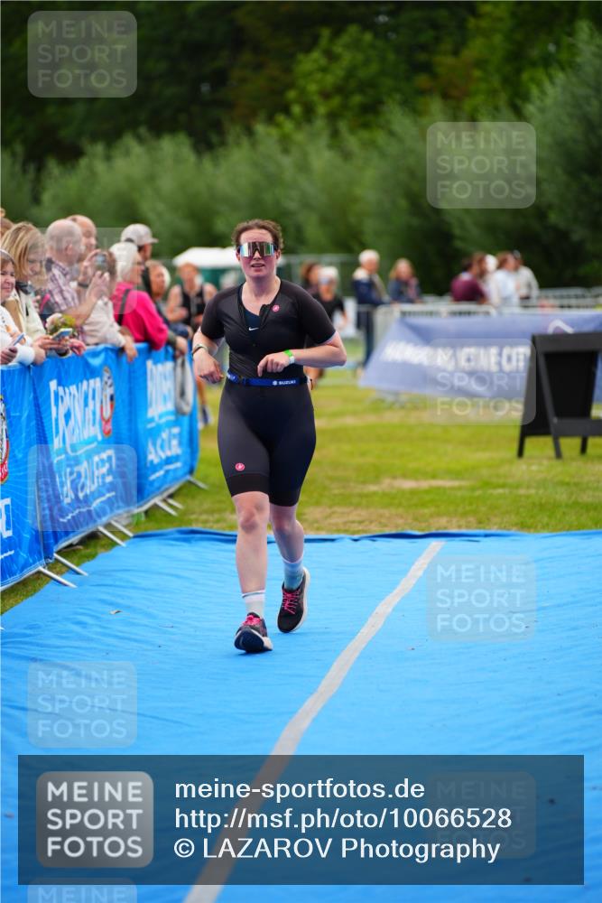 30.08.2026 - Elbe Triathlon Hamburg LAZAROV Photography http://msf.ph/oto/10066528 30.08.2026 12:19:05 Ziel 945, 1690, 1695 meine-sportfotos.de