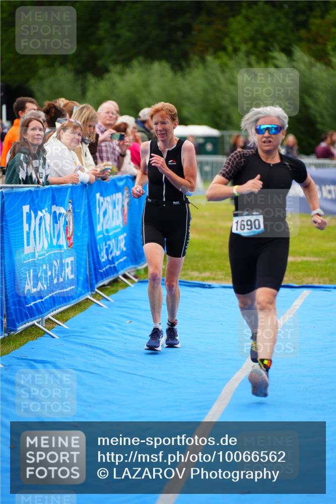30.08.2026 - Elbe Triathlon Hamburg LAZAROV Photography http://msf.ph/oto/10066562 30.08.2026 12:19:12 Ziel 1690, 1695 meine-sportfotos.de