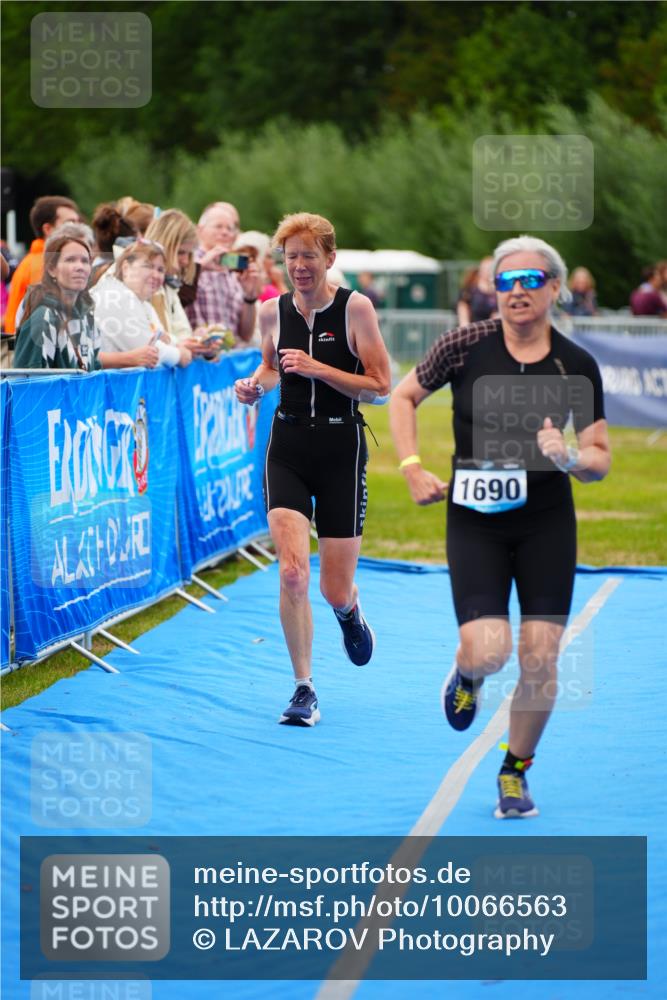 30.08.2026 - Elbe Triathlon Hamburg LAZAROV Photography http://msf.ph/oto/10066563 30.08.2026 12:19:13 Ziel 1690, 1695 meine-sportfotos.de