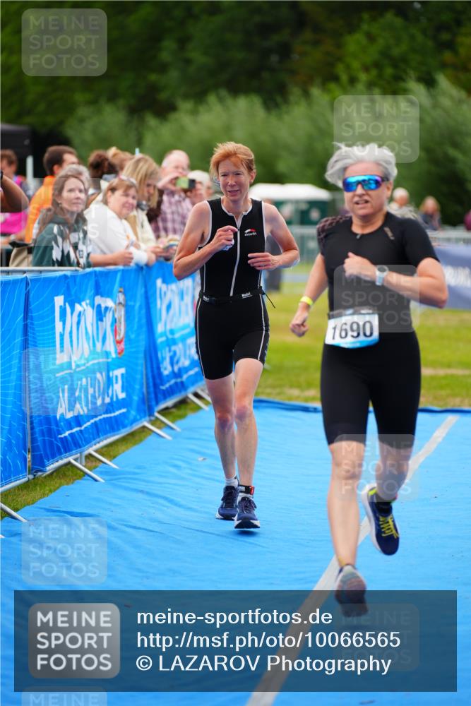30.08.2026 - Elbe Triathlon Hamburg LAZAROV Photography http://msf.ph/oto/10066565 30.08.2026 12:19:13 Ziel 1690, 1695 meine-sportfotos.de
