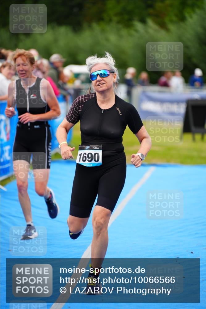 30.08.2026 - Elbe Triathlon Hamburg LAZAROV Photography http://msf.ph/oto/10066566 30.08.2026 12:19:13 Ziel 1690, 1695 meine-sportfotos.de