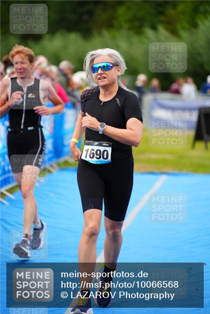 30.08.2026 - Elbe Triathlon Hamburg LAZAROV Photography http://msf.ph/oto/10066568 30.08.2026 12:19:13 Ziel 1690, 1695 meine-sportfotos.de