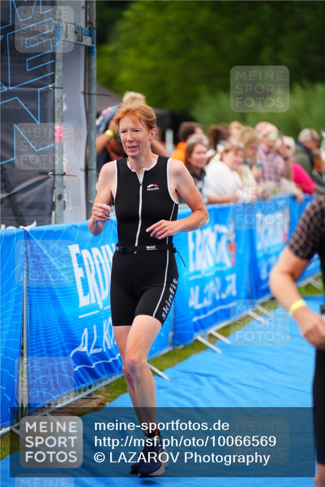 30.08.2026 - Elbe Triathlon Hamburg LAZAROV Photography http://msf.ph/oto/10066569 30.08.2026 12:19:14 Ziel 1537, 1690, 1695 meine-sportfotos.de