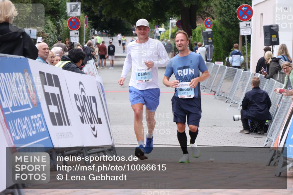 30.08.2026 - Blankeneser Heldenlauf Lena Gebhardt http://msf.ph/oto/10066615 30.08.2026 12:57:33 Ziel 4109, 4217, 4436 meine-sportfotos.de