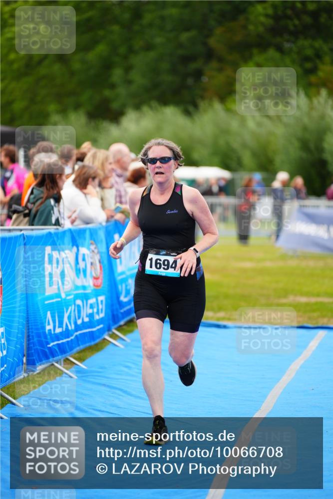 30.08.2026 - Elbe Triathlon Hamburg LAZAROV Photography http://msf.ph/oto/10066708 30.08.2026 12:19:44 Ziel 1694 meine-sportfotos.de