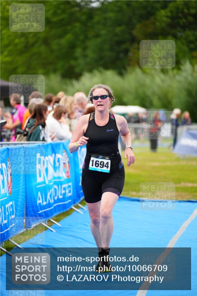 30.08.2026 - Elbe Triathlon Hamburg LAZAROV Photography http://msf.ph/oto/10066709 30.08.2026 12:19:44 Ziel 1694 meine-sportfotos.de