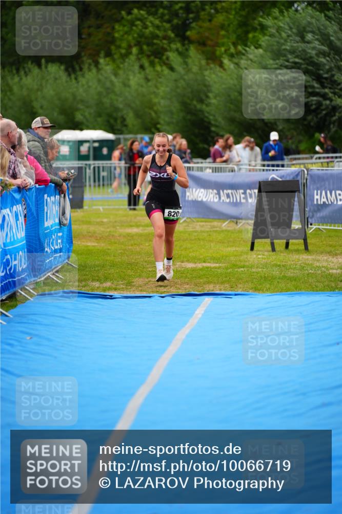 30.08.2026 - Elbe Triathlon Hamburg LAZAROV Photography http://msf.ph/oto/10066719 30.08.2026 12:19:54 Ziel 820 meine-sportfotos.de