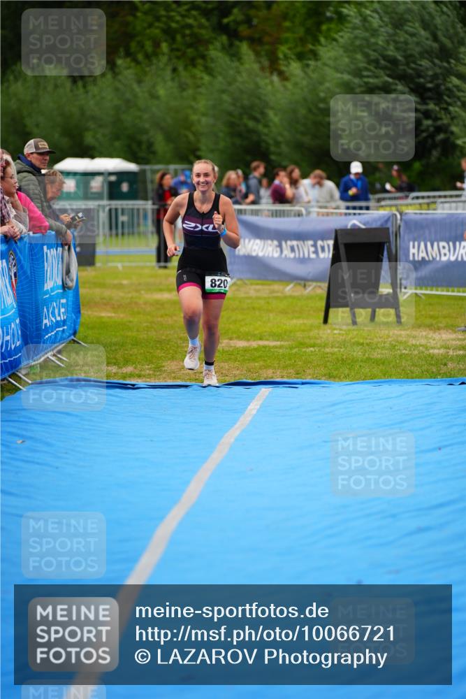 30.08.2026 - Elbe Triathlon Hamburg LAZAROV Photography http://msf.ph/oto/10066721 30.08.2026 12:19:55 Ziel 820 meine-sportfotos.de