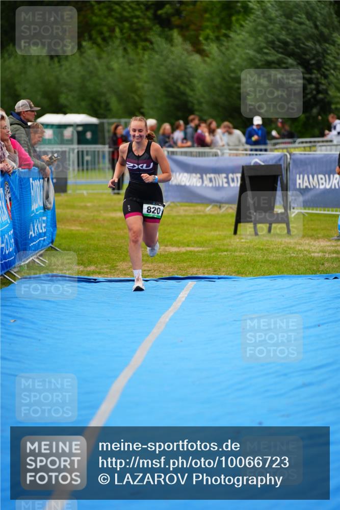 30.08.2026 - Elbe Triathlon Hamburg LAZAROV Photography http://msf.ph/oto/10066723 30.08.2026 12:19:55 Ziel 820 meine-sportfotos.de