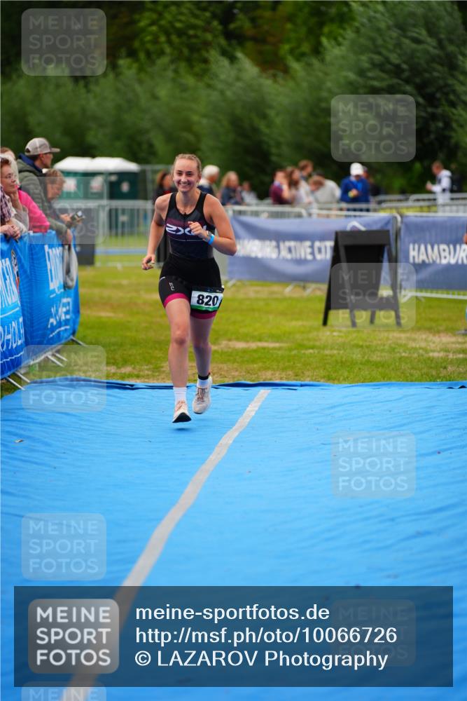 30.08.2026 - Elbe Triathlon Hamburg LAZAROV Photography http://msf.ph/oto/10066726 30.08.2026 12:19:56 Ziel 820 meine-sportfotos.de