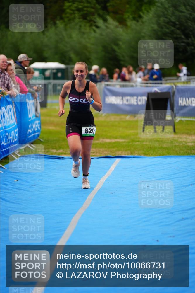 30.08.2026 - Elbe Triathlon Hamburg LAZAROV Photography http://msf.ph/oto/10066731 30.08.2026 12:19:56 Ziel 820 meine-sportfotos.de