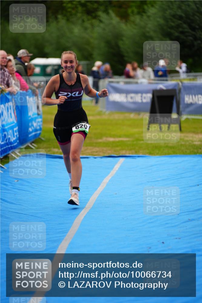 30.08.2026 - Elbe Triathlon Hamburg LAZAROV Photography http://msf.ph/oto/10066734 30.08.2026 12:19:57 Ziel 820 meine-sportfotos.de