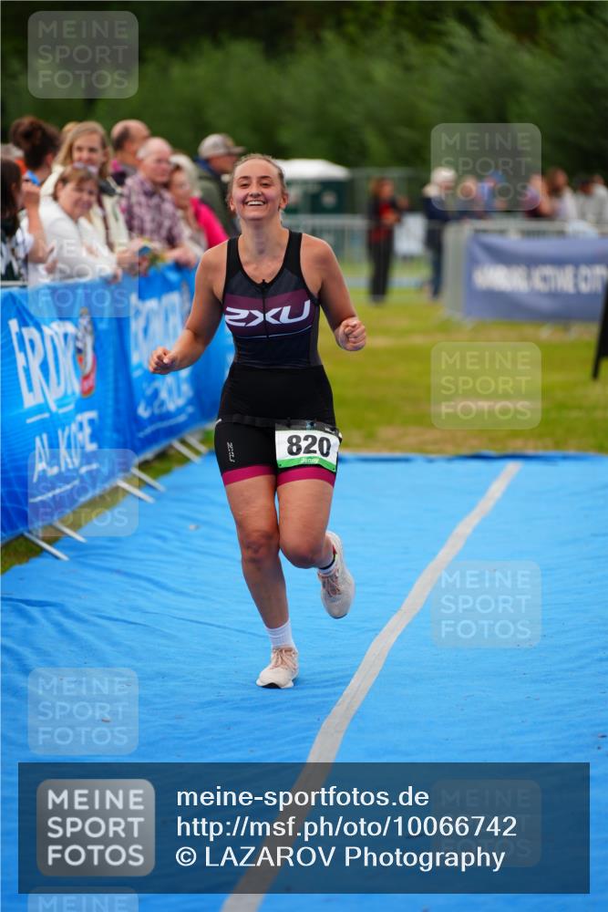 30.08.2026 - Elbe Triathlon Hamburg LAZAROV Photography http://msf.ph/oto/10066742 30.08.2026 12:19:57 Ziel 820 meine-sportfotos.de