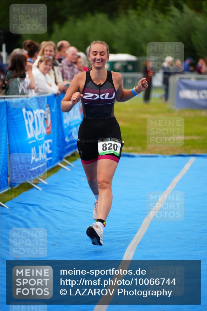 30.08.2026 - Elbe Triathlon Hamburg LAZAROV Photography http://msf.ph/oto/10066744 30.08.2026 12:19:58 Ziel 820 meine-sportfotos.de