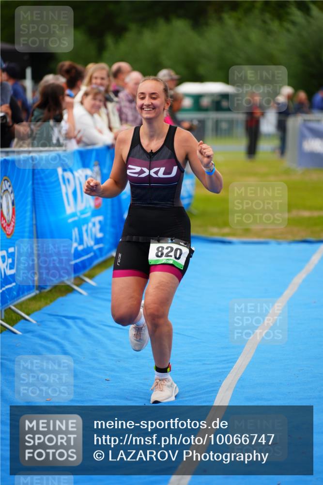 30.08.2026 - Elbe Triathlon Hamburg LAZAROV Photography http://msf.ph/oto/10066747 30.08.2026 12:19:58 Ziel 820 meine-sportfotos.de