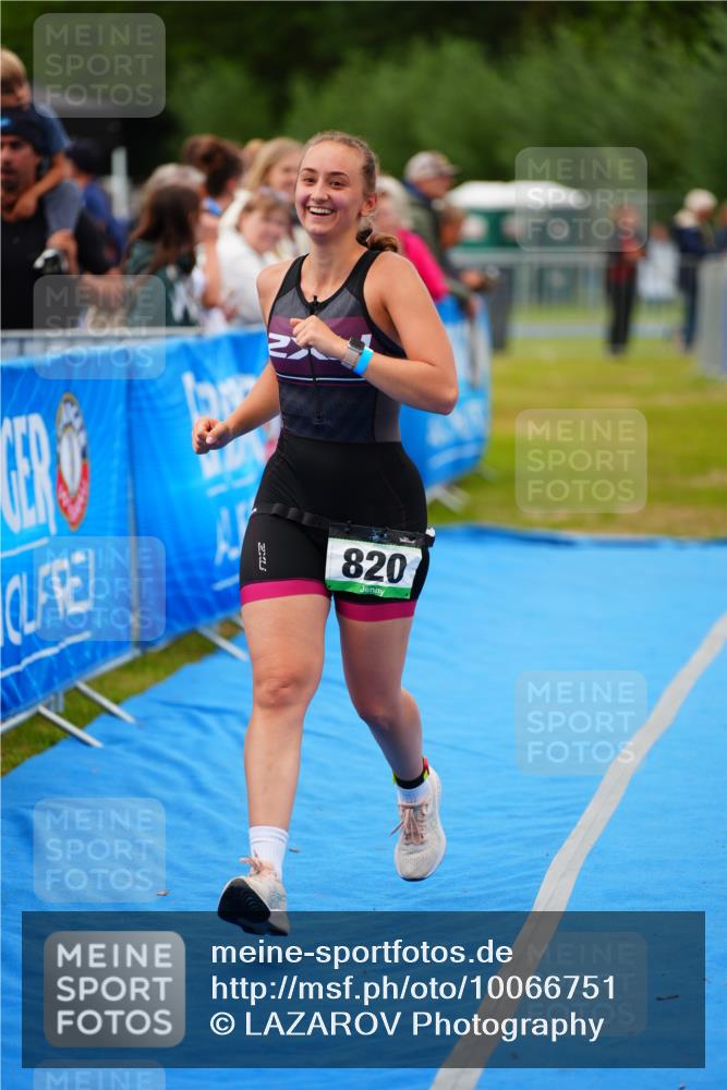 30.08.2026 - Elbe Triathlon Hamburg LAZAROV Photography http://msf.ph/oto/10066751 30.08.2026 12:19:58 Ziel 820 meine-sportfotos.de