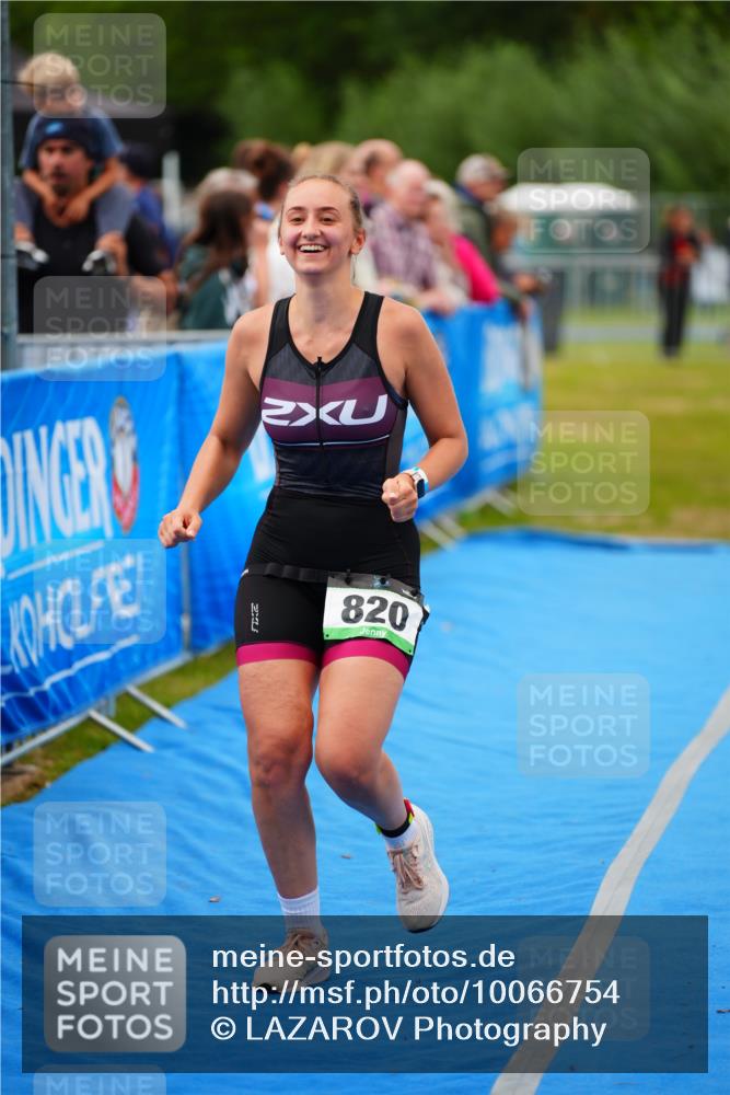 30.08.2026 - Elbe Triathlon Hamburg LAZAROV Photography http://msf.ph/oto/10066754 30.08.2026 12:19:58 Ziel 820 meine-sportfotos.de