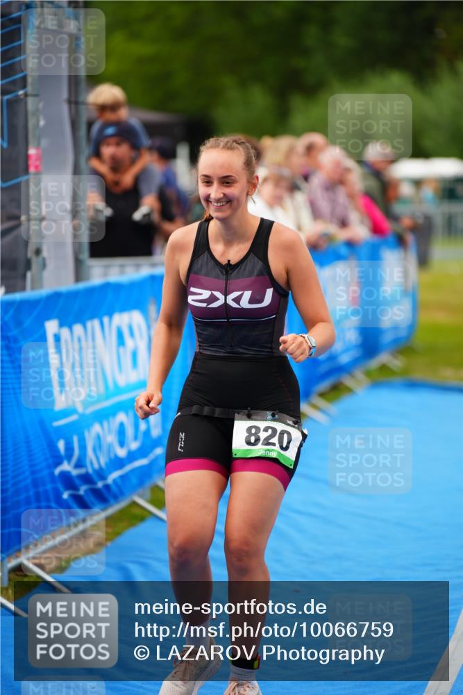 30.08.2026 - Elbe Triathlon Hamburg LAZAROV Photography http://msf.ph/oto/10066759 30.08.2026 12:19:59 Ziel 820 meine-sportfotos.de