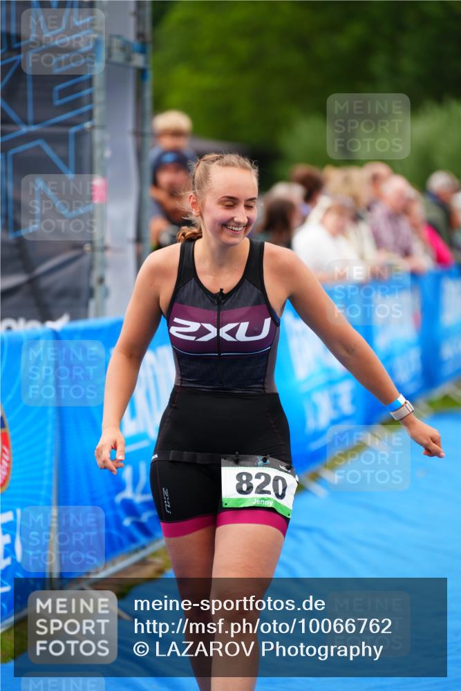 30.08.2026 - Elbe Triathlon Hamburg LAZAROV Photography http://msf.ph/oto/10066762 30.08.2026 12:19:59 Ziel 820 meine-sportfotos.de