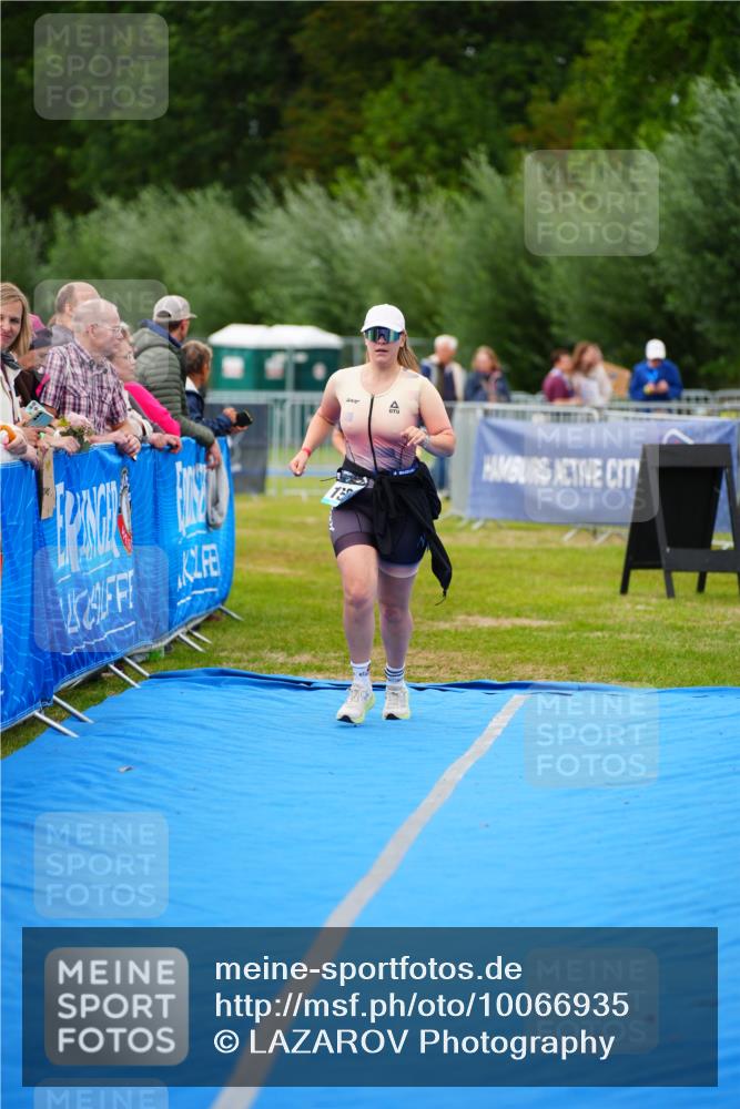 30.08.2026 - Elbe Triathlon Hamburg LAZAROV Photography http://msf.ph/oto/10066935 30.08.2026 12:21:11 Ziel 1600 meine-sportfotos.de