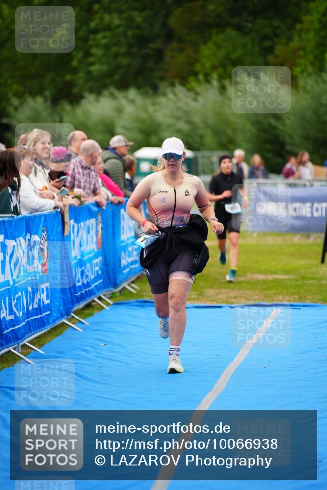 30.08.2026 - Elbe Triathlon Hamburg LAZAROV Photography http://msf.ph/oto/10066938 30.08.2026 12:21:13 Ziel 1600 meine-sportfotos.de
