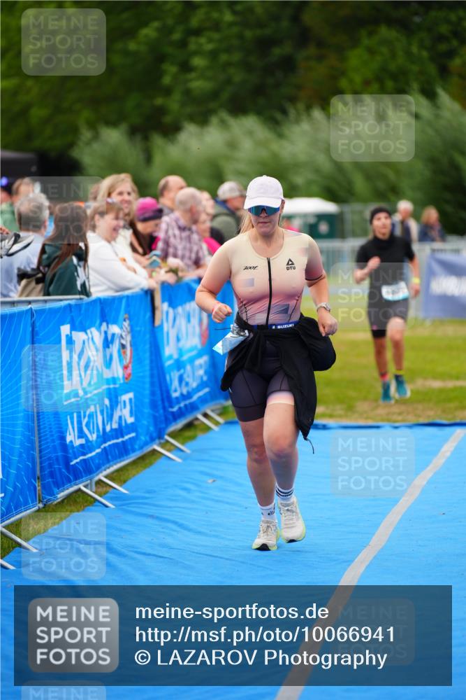 30.08.2026 - Elbe Triathlon Hamburg LAZAROV Photography http://msf.ph/oto/10066941 30.08.2026 12:21:13 Ziel 1600 meine-sportfotos.de