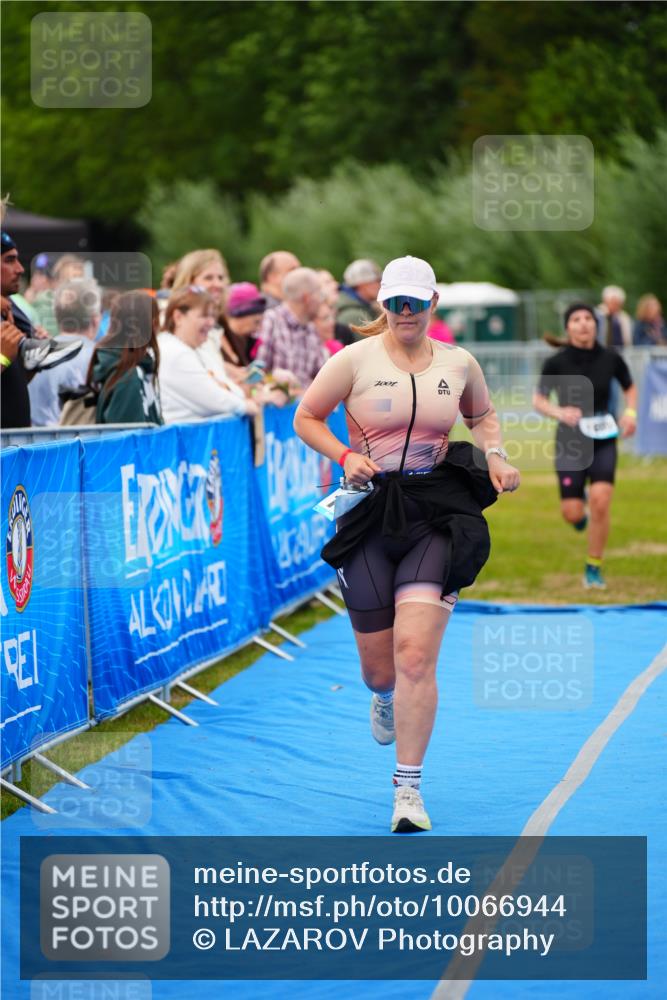30.08.2026 - Elbe Triathlon Hamburg LAZAROV Photography http://msf.ph/oto/10066944 30.08.2026 12:21:13 Ziel 1600 meine-sportfotos.de