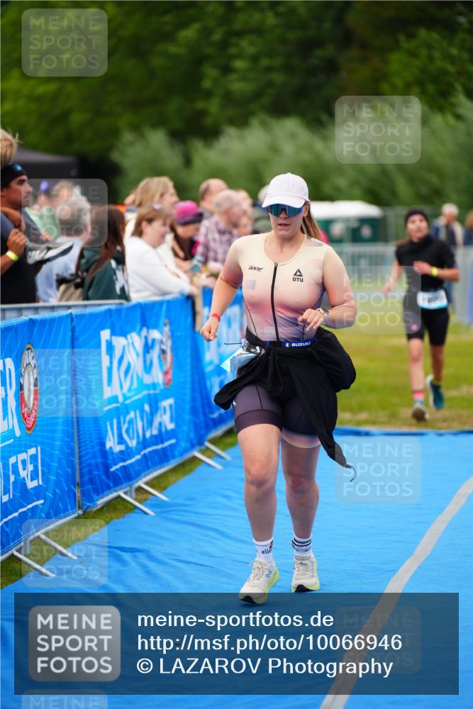 30.08.2026 - Elbe Triathlon Hamburg LAZAROV Photography http://msf.ph/oto/10066946 30.08.2026 12:21:14 Ziel 1600 meine-sportfotos.de