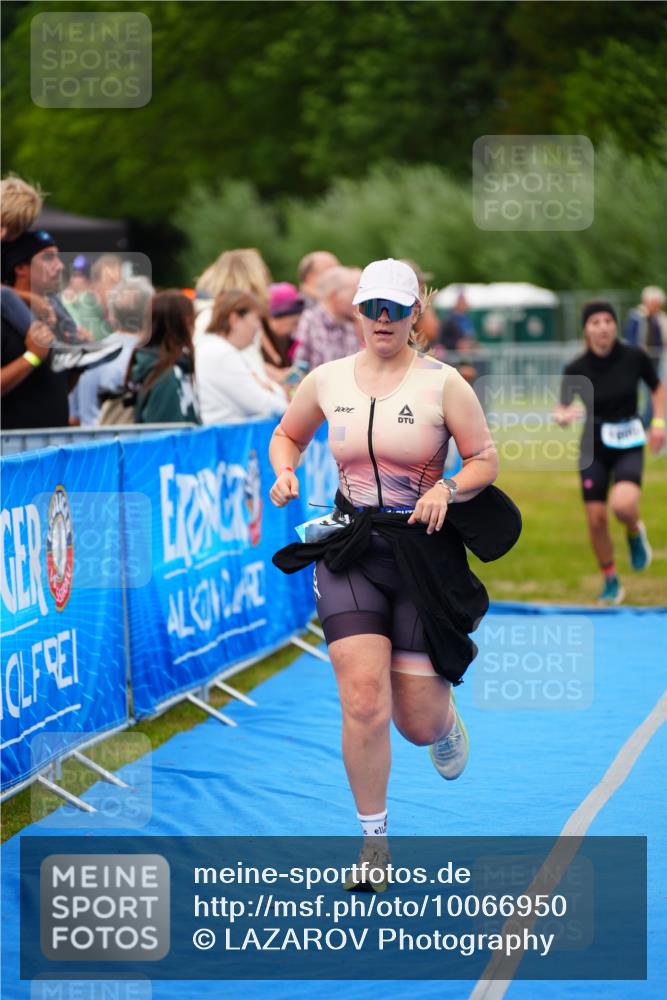 30.08.2026 - Elbe Triathlon Hamburg LAZAROV Photography http://msf.ph/oto/10066950 30.08.2026 12:21:14 Ziel 1600 meine-sportfotos.de
