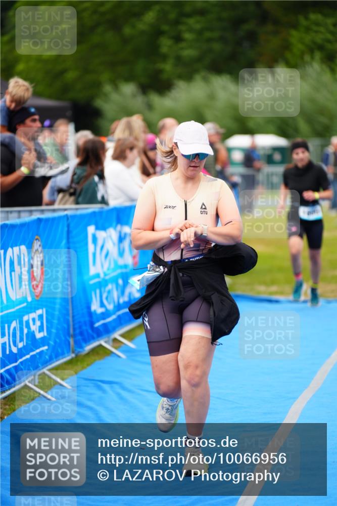 30.08.2026 - Elbe Triathlon Hamburg LAZAROV Photography http://msf.ph/oto/10066956 30.08.2026 12:21:14 Ziel 1600 meine-sportfotos.de