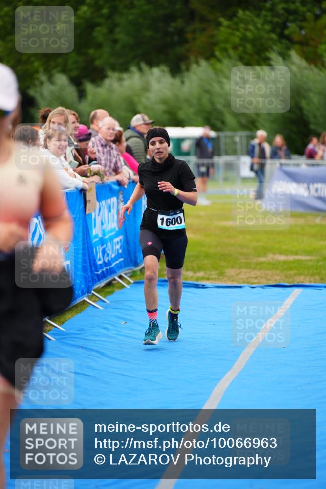 30.08.2026 - Elbe Triathlon Hamburg LAZAROV Photography http://msf.ph/oto/10066963 30.08.2026 12:21:16 Ziel 1600 meine-sportfotos.de