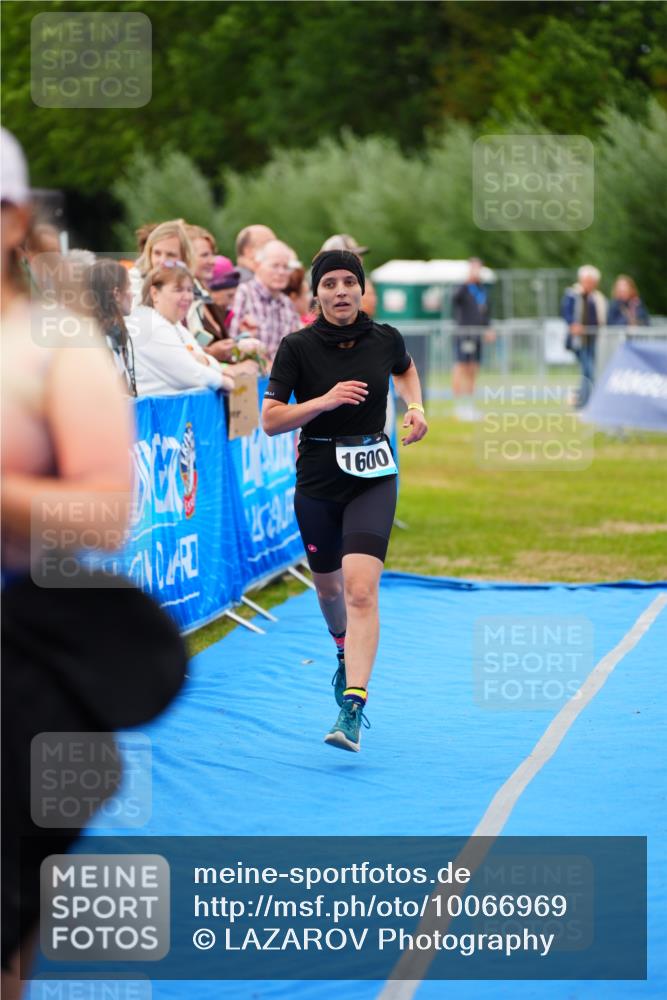 30.08.2026 - Elbe Triathlon Hamburg LAZAROV Photography http://msf.ph/oto/10066969 30.08.2026 12:21:16 Ziel 1600 meine-sportfotos.de
